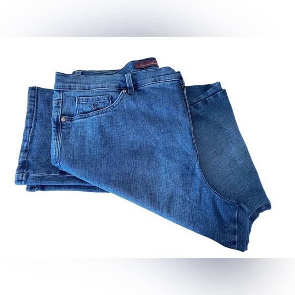 Gloria Vanderbilt blue jeans - Picture 2 of 9